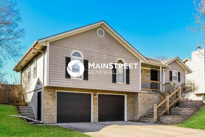 1312 Ne Ball Dr - Photo 2 of 17
