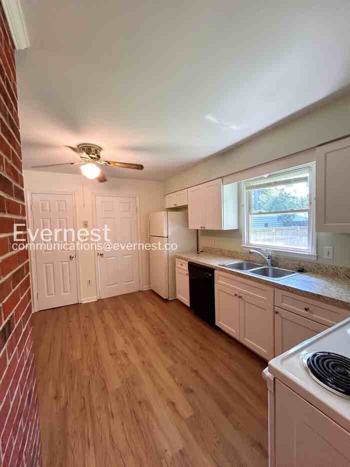 410 Hubbard Ln - Photo 6 of 17