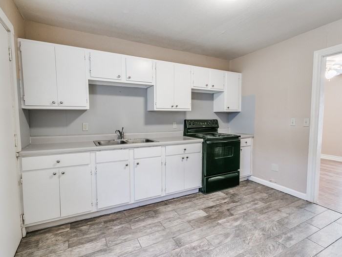 2305 Nw 37th St - Photo 3 of 18