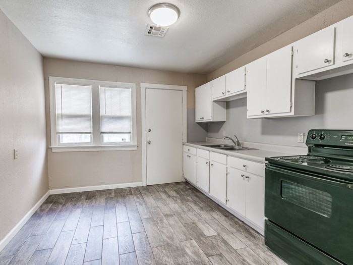 2305 Nw 37th St - Photo 4 of 18