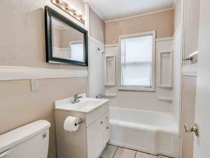 2305 Nw 37th St - Photo 6 of 18