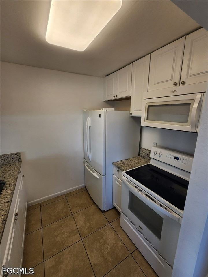903 Se 23rd Pl - Photo 4 of 13