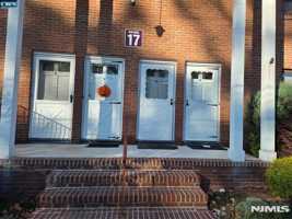 featured image of 17 Colonial Dr Apt F #Apt F