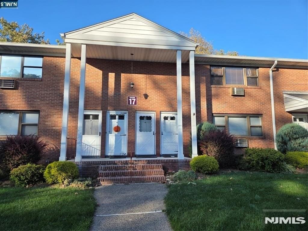 17 Colonial Dr Apt F - Photo 2 of 20