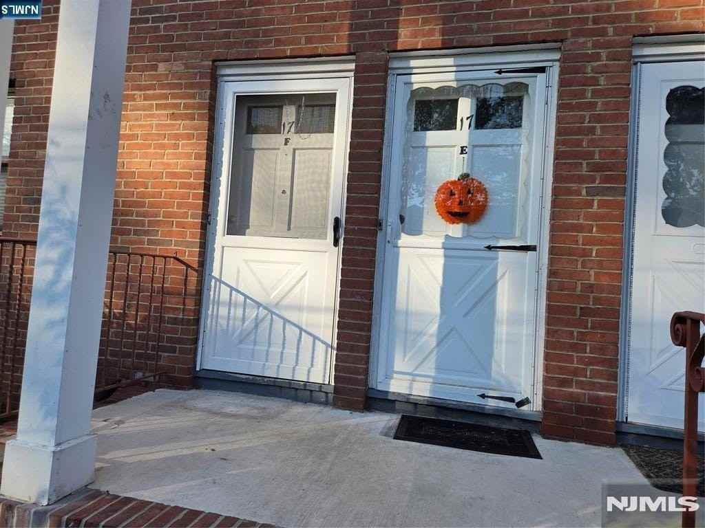 17 Colonial Dr Apt F - Photo 3 of 20