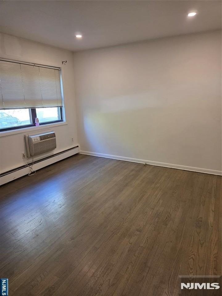 17 Colonial Dr Apt F - Photo 5 of 20