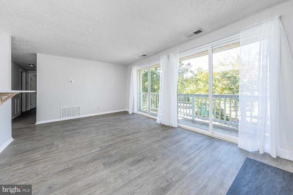 146 Kenwood Dr - Photo 3 of 13