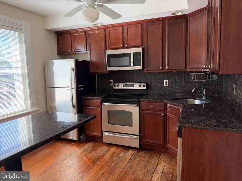 185 W Court St - Photo 2 of 10