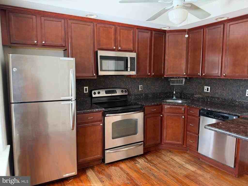 185 W Court St - Photo 3 of 10