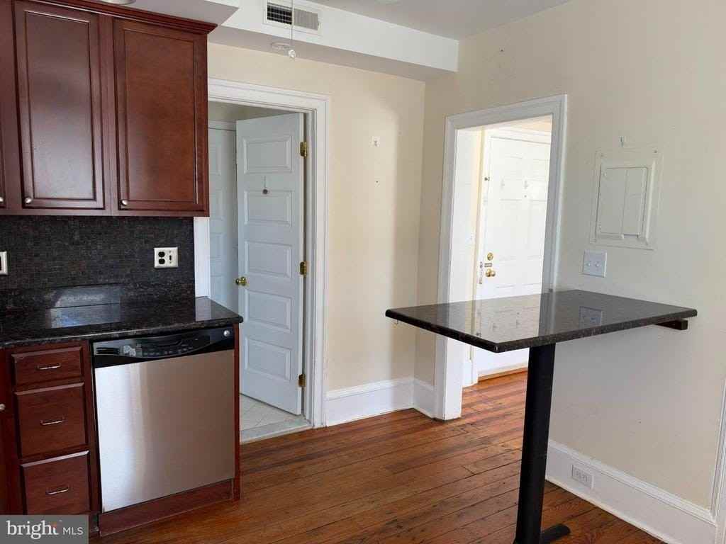 185 W Court St - Photo 4 of 10