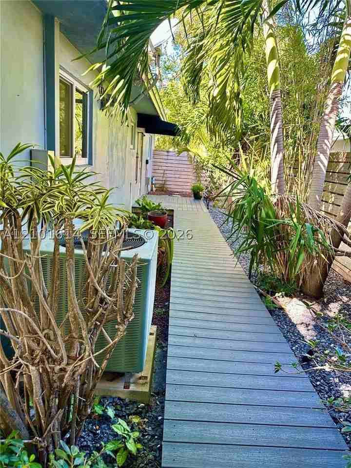 1840 Ne 42nd St - Photo 7 of 30