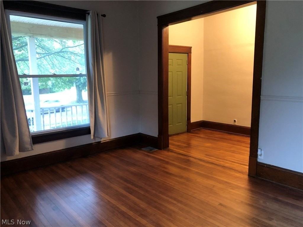 942 Locust Ave - Photo 3 of 15