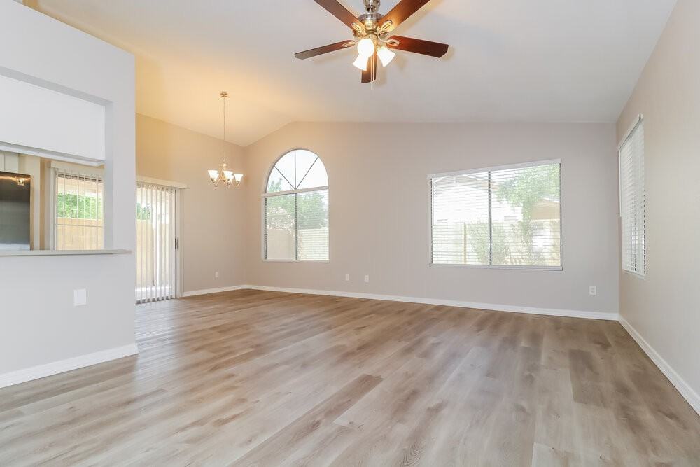 8822 W Athens St - Photo 5 of 16