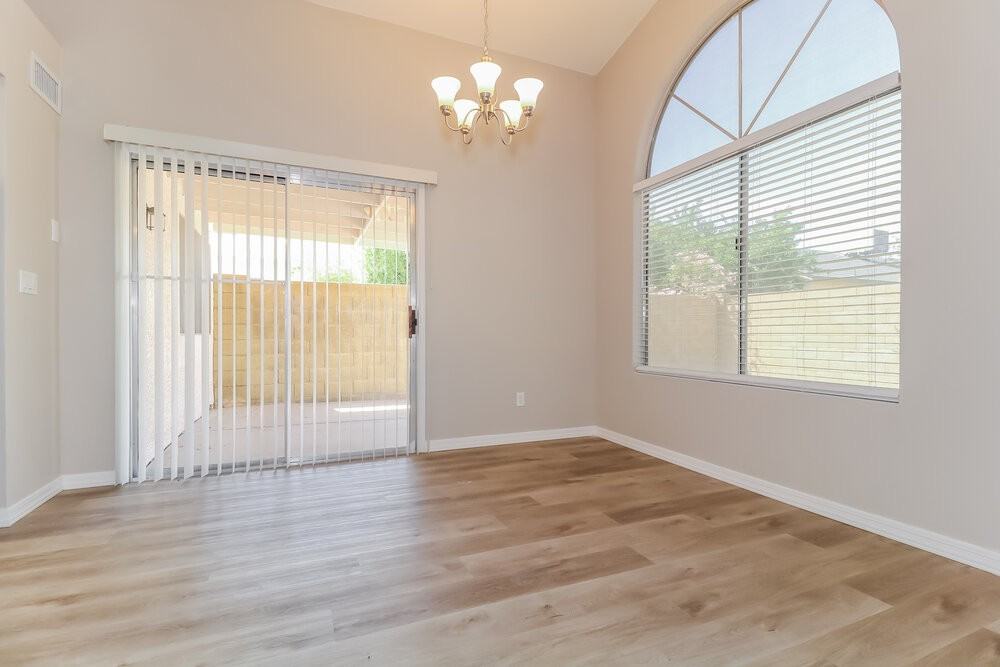 8822 W Athens St - Photo 6 of 16