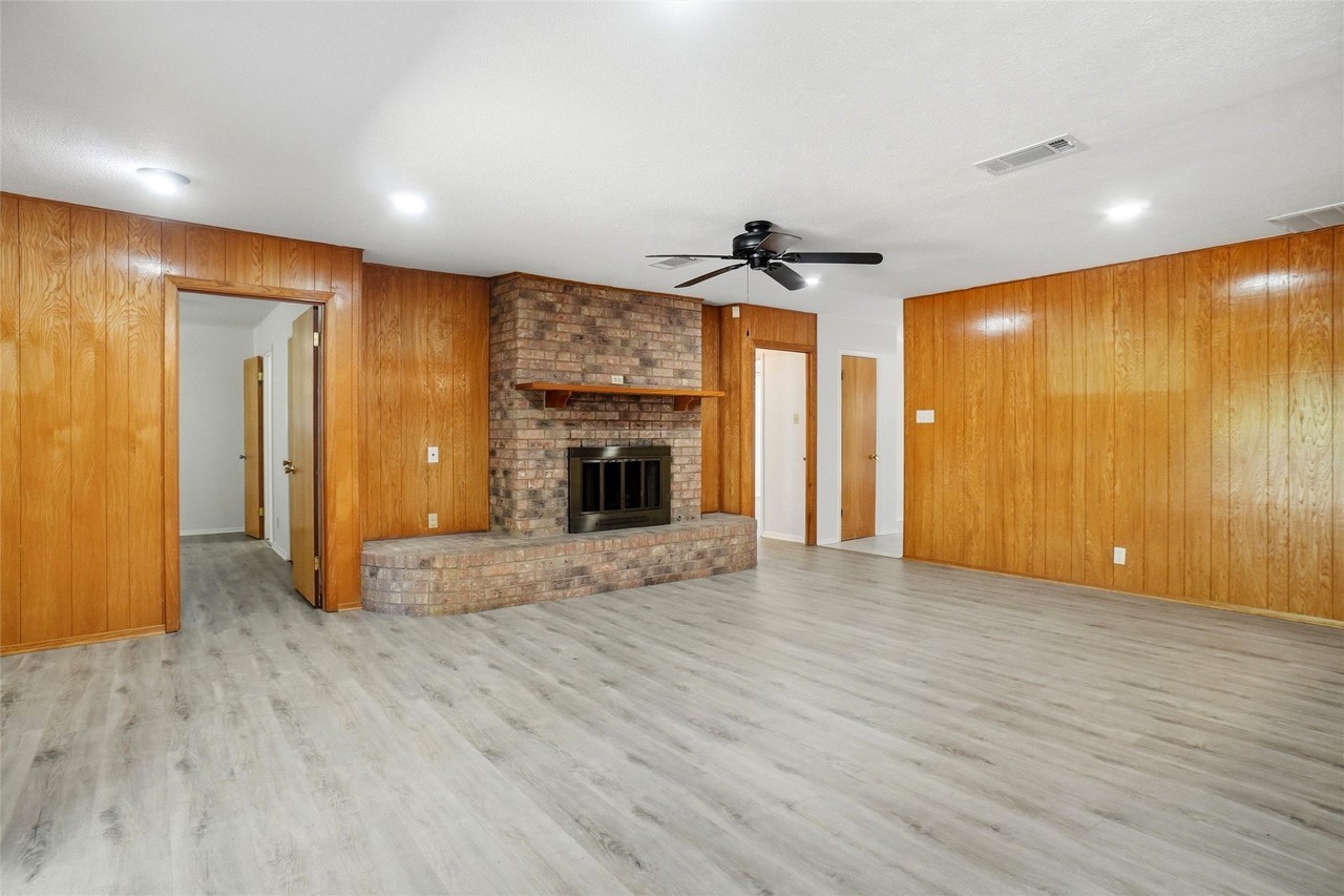 832 Overhill Dr - Photo 4 of 15