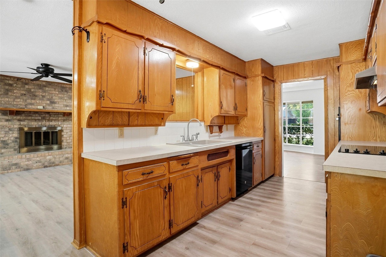 832 Overhill Dr - Photo 5 of 15