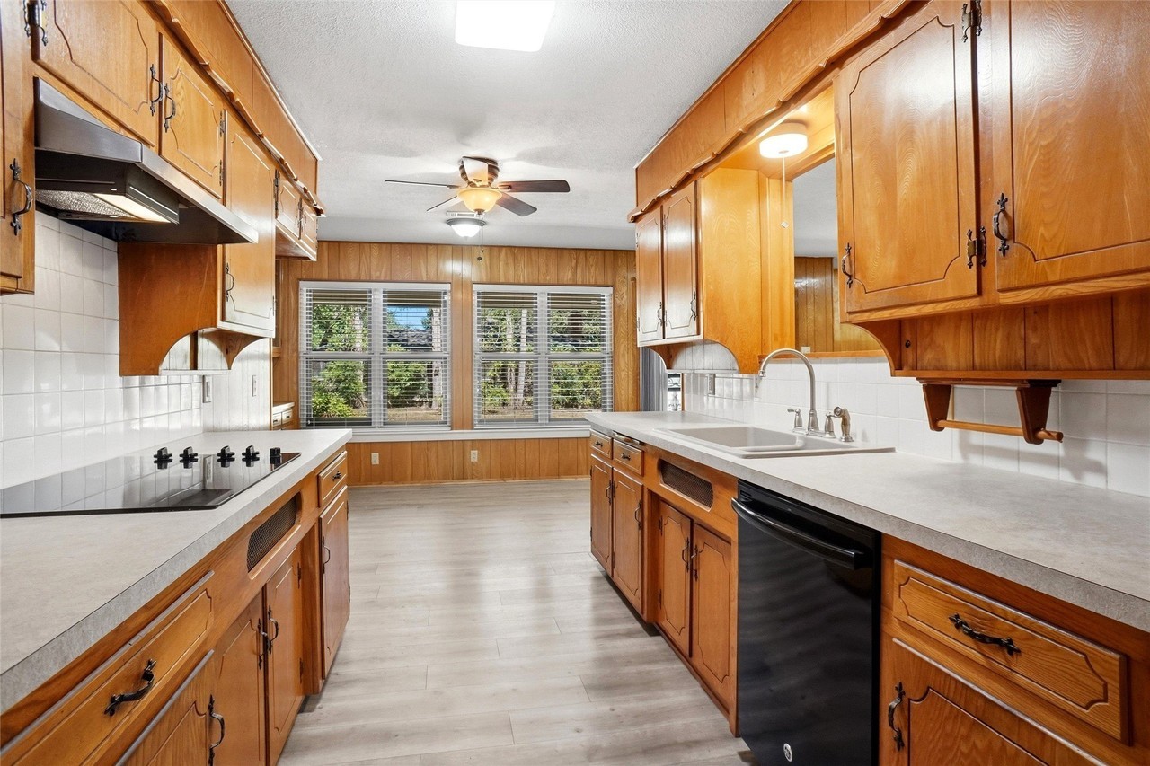 832 Overhill Dr - Photo 6 of 15