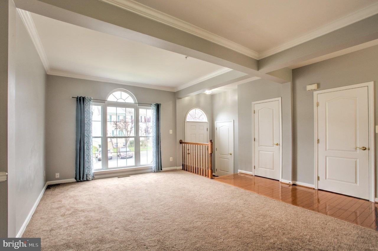 564 Kirkcaldy Way - Photo 4 of 28