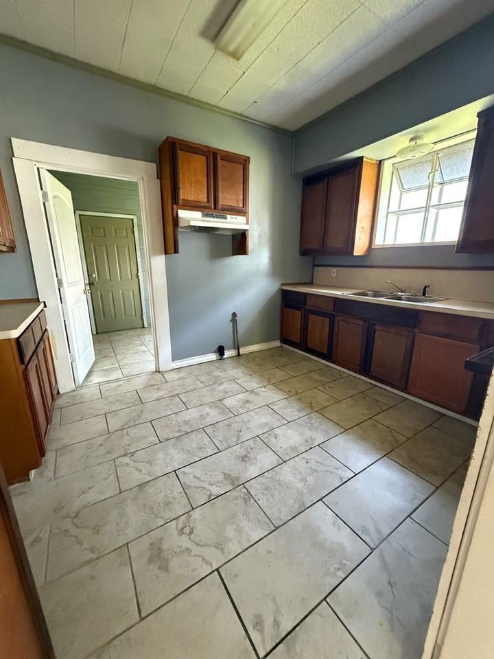 1637 17th St - Photo 5 of 21