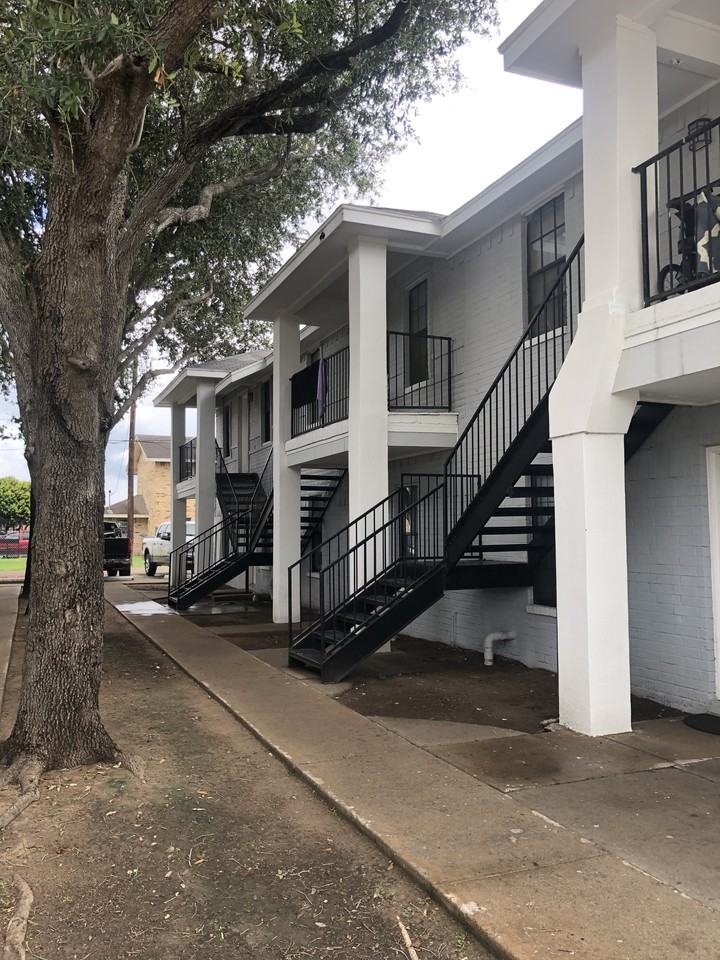 918 W Caffery Ave #2 - Photo 3 of 12