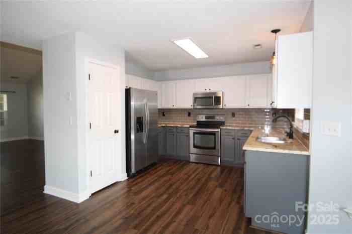 7830 Shiny Meadow Ln - Photo 3 of 10