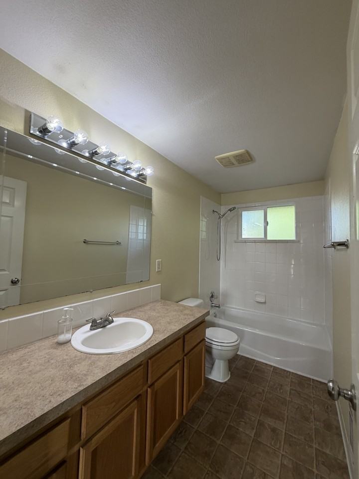 2714 N Perrine Ct #1 - Photo 5 of 7