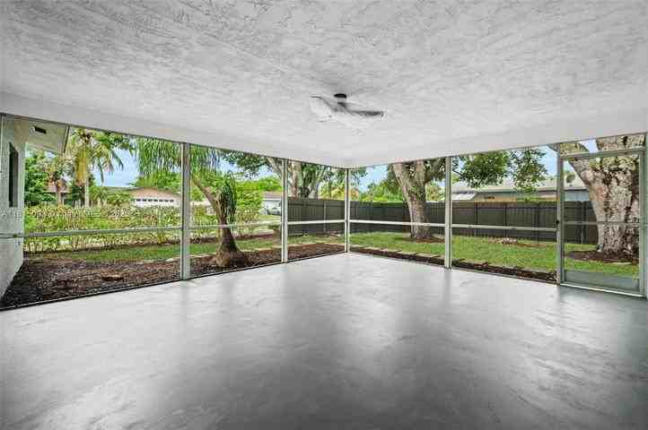 679 Southwest 17th Court - Photo 7 of 8
