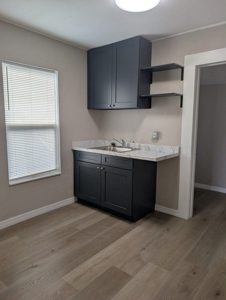 653 Singleton Ct - Photo 2 of 11