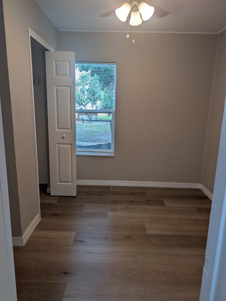 653 Singleton Ct - Photo 4 of 11