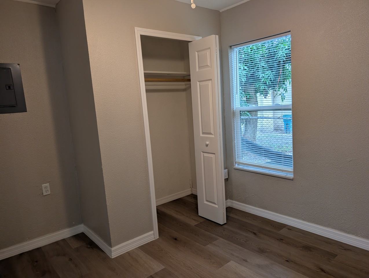653 Singleton Ct - Photo 5 of 11