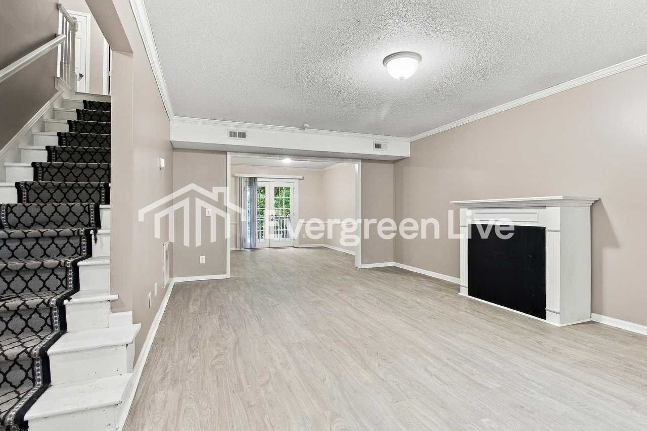 212 Courtneybrook Trl - Photo 2 of 15