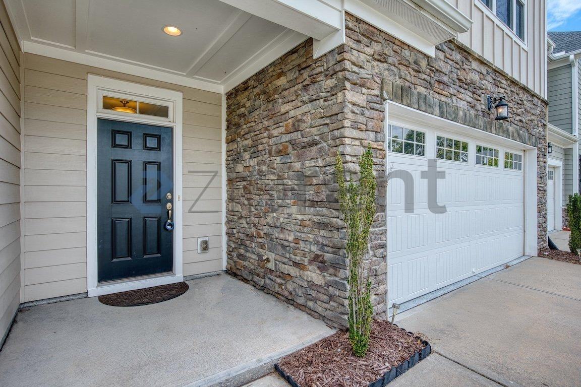 1028 Midvale Ave - Photo 4 of 36