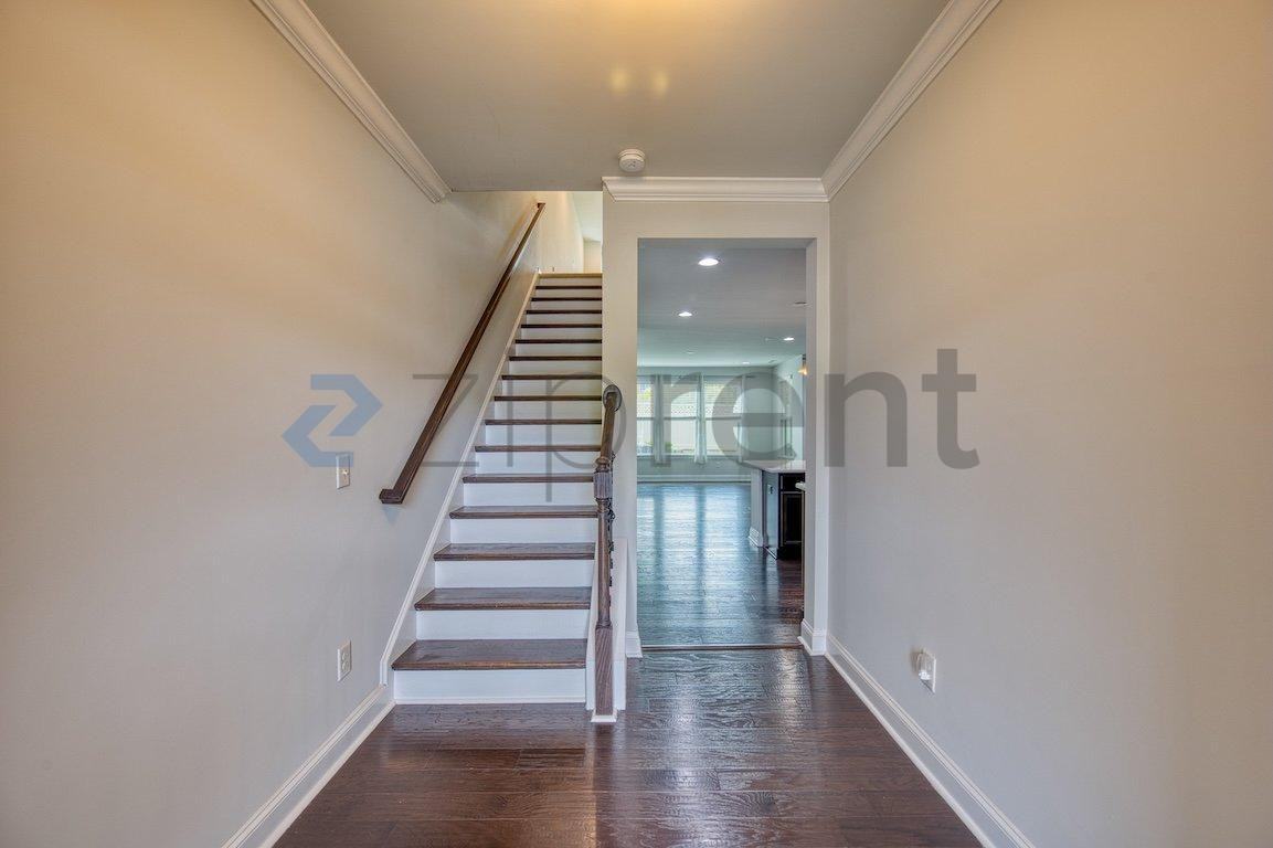 1028 Midvale Ave - Photo 5 of 36
