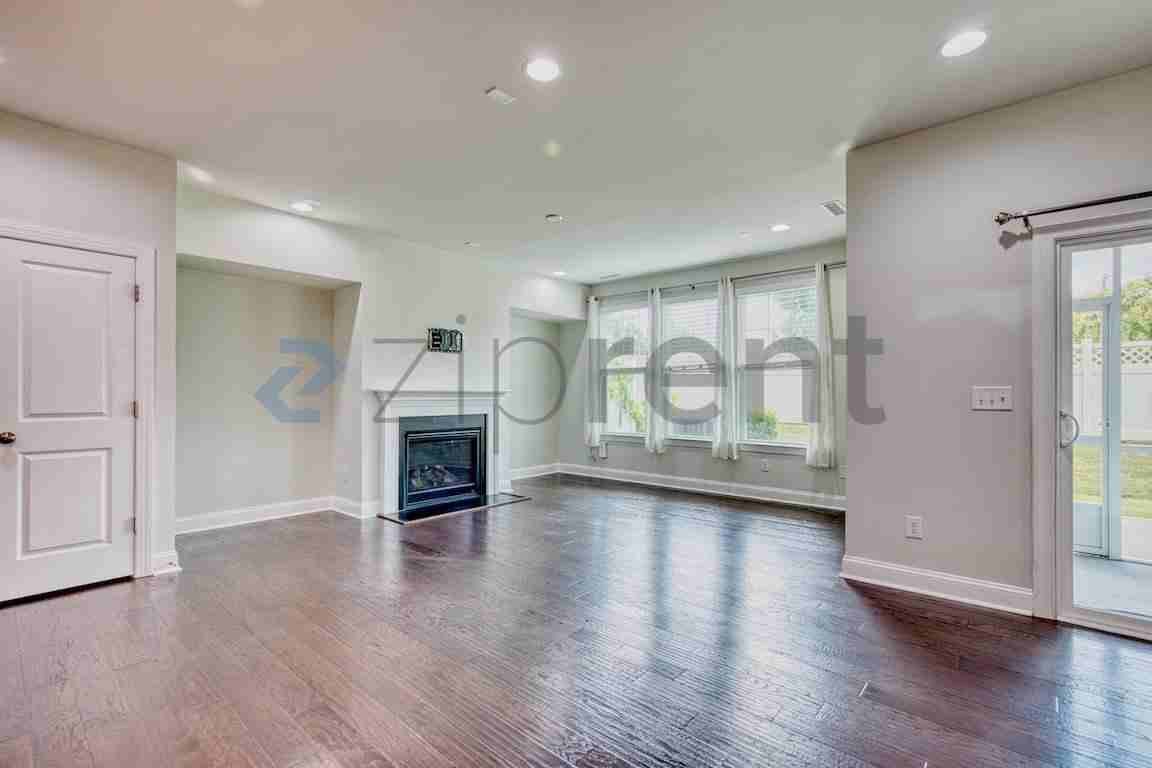 1028 Midvale Ave - Photo 7 of 36