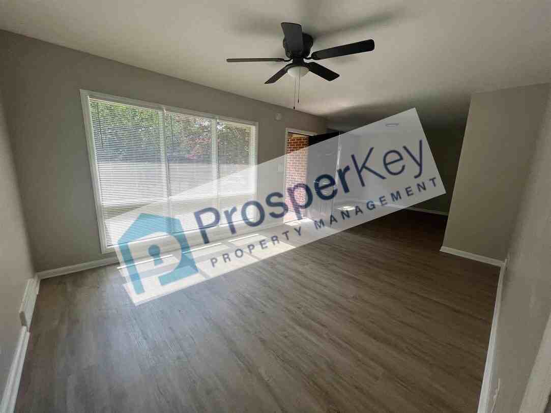 2440 Diane Ave - Photo 5 of 12