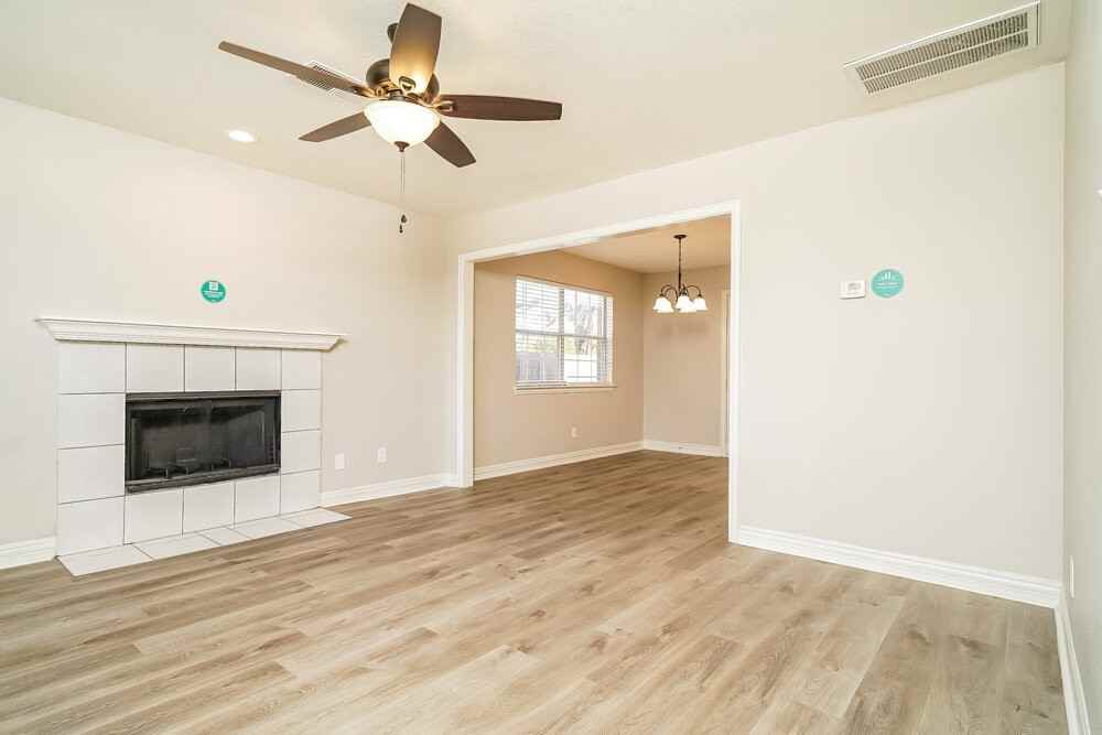 127 Hunter Dr - Photo 4 of 17