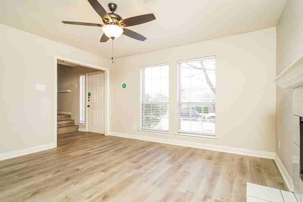 127 Hunter Dr - Photo 5 of 17