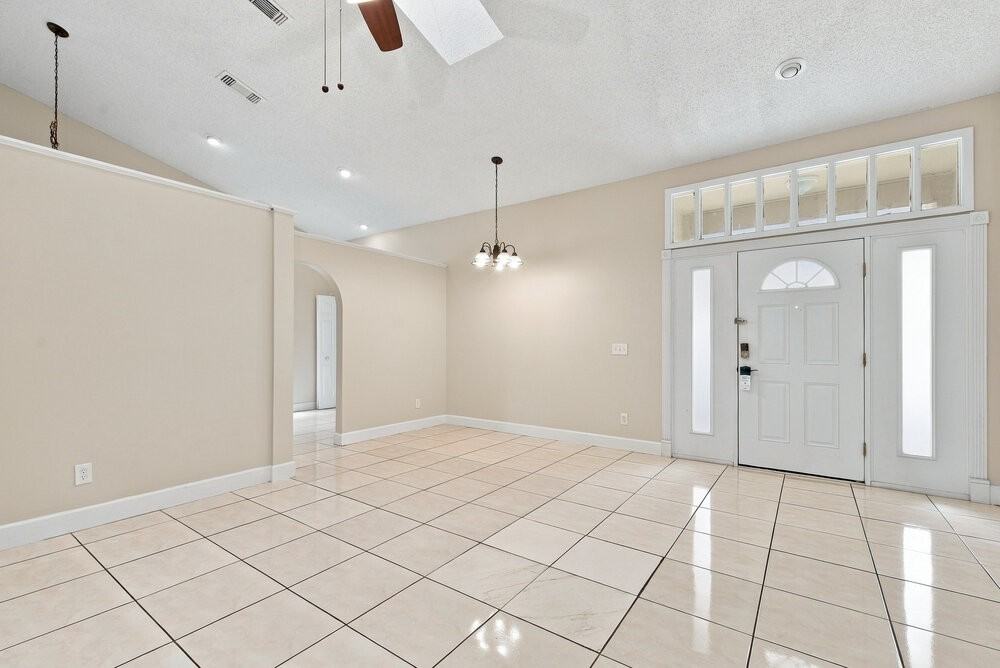 1056 Covington St - Photo 5 of 16