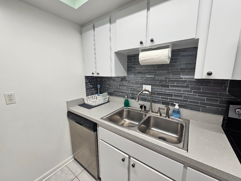 885 N Village Dr - Photo 3 of 17