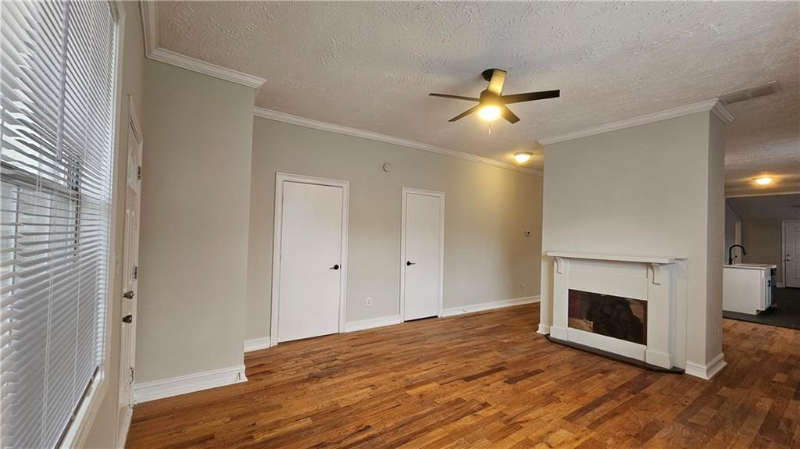 1079 Regent St Sw - Photo 5 of 40