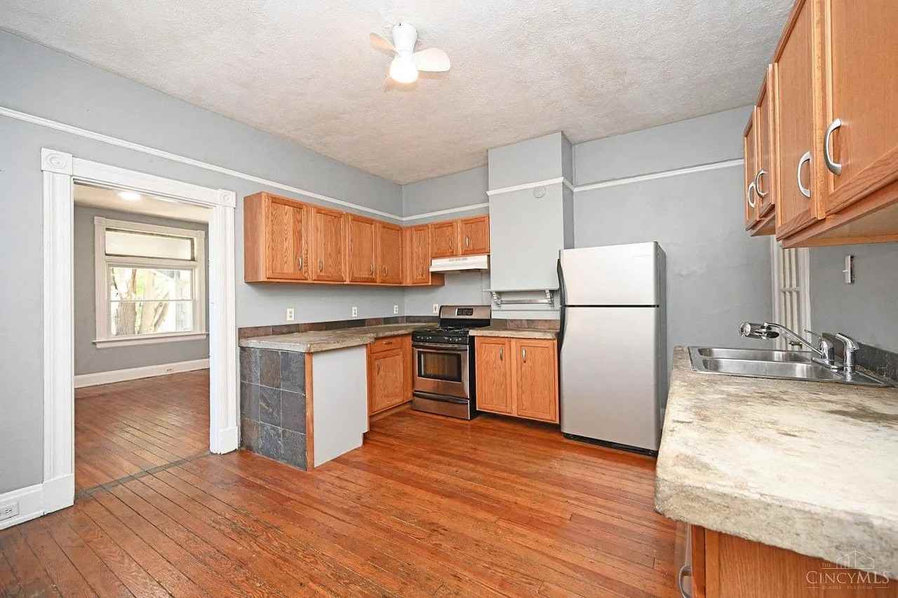 2202 W Clifton Ave - Photo 2 of 18