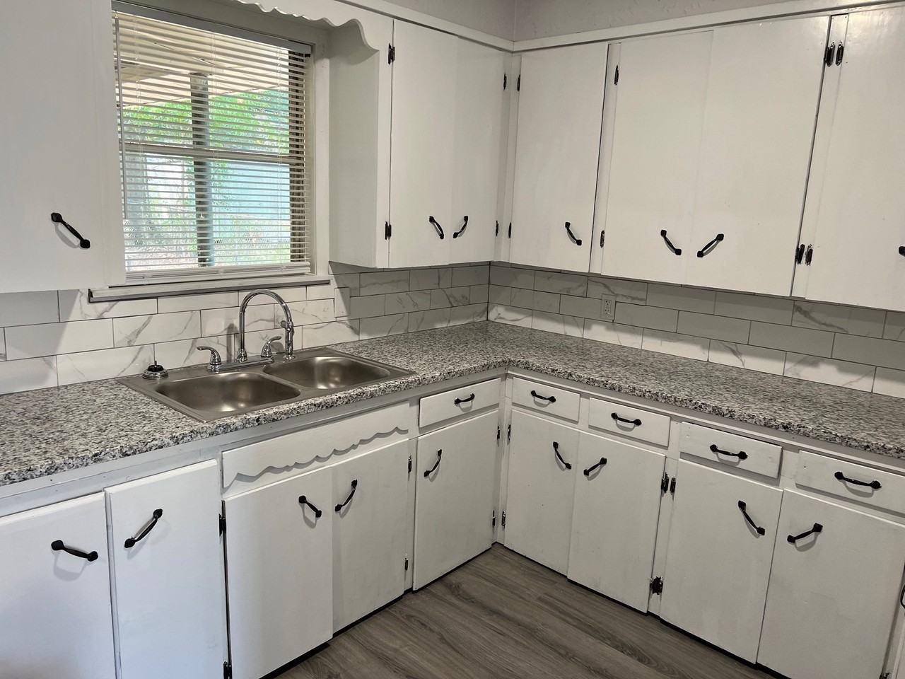 1015 Shirley Ln - Photo 2 of 18