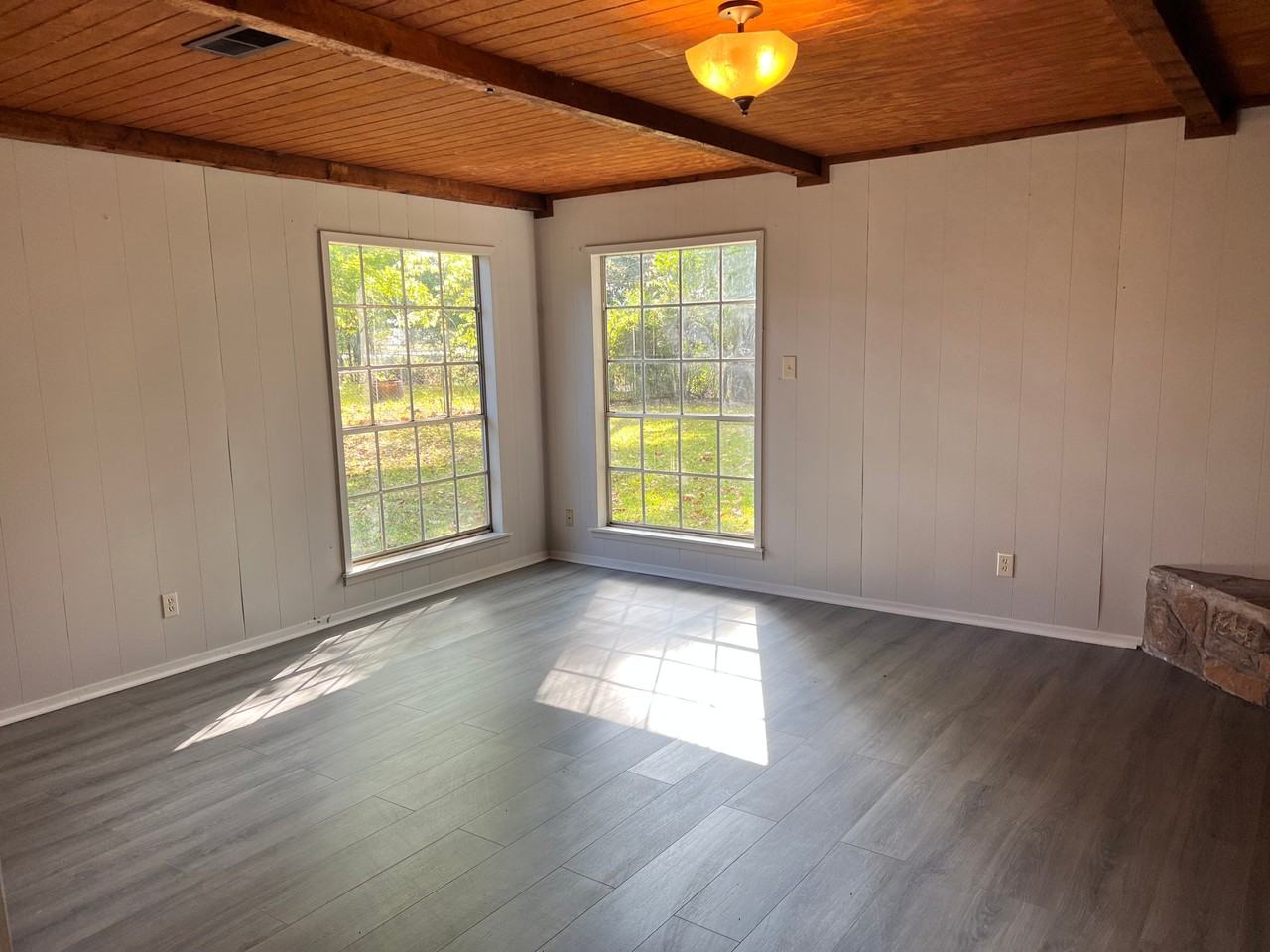 1015 Shirley Ln - Photo 4 of 18