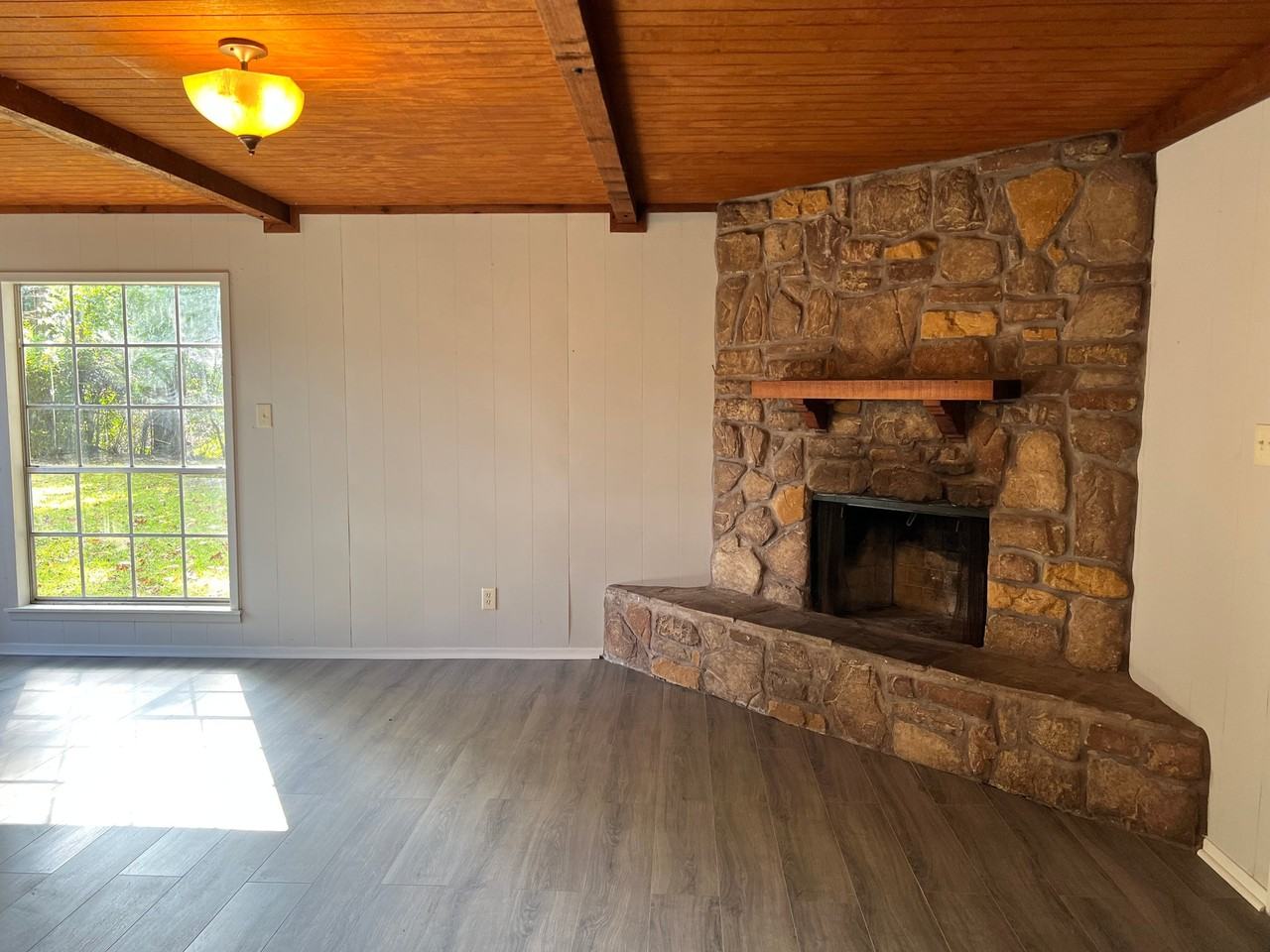 1015 Shirley Ln - Photo 5 of 18