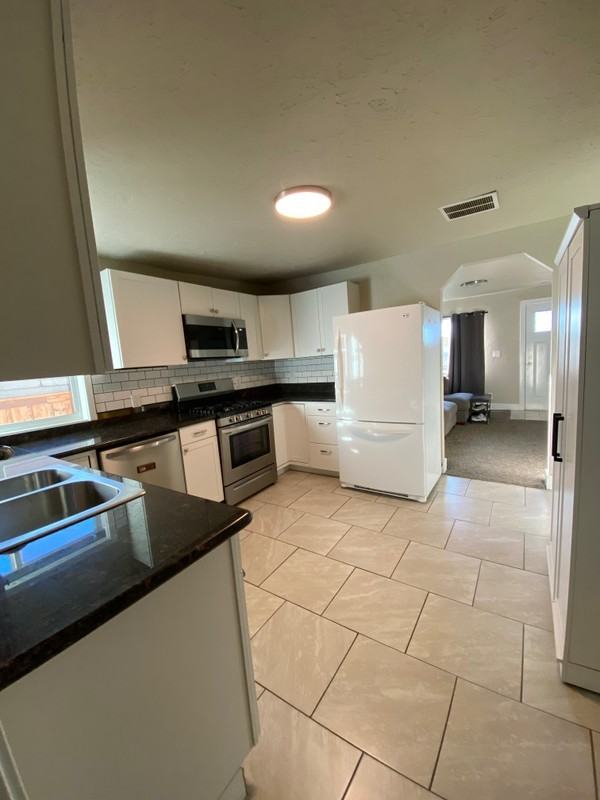 1660 Gibson Ave - Photo 7 of 13
