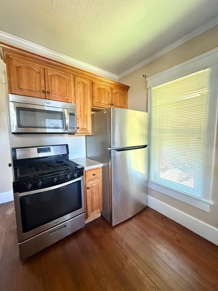 547 W Maple St - Photo 7 of 22