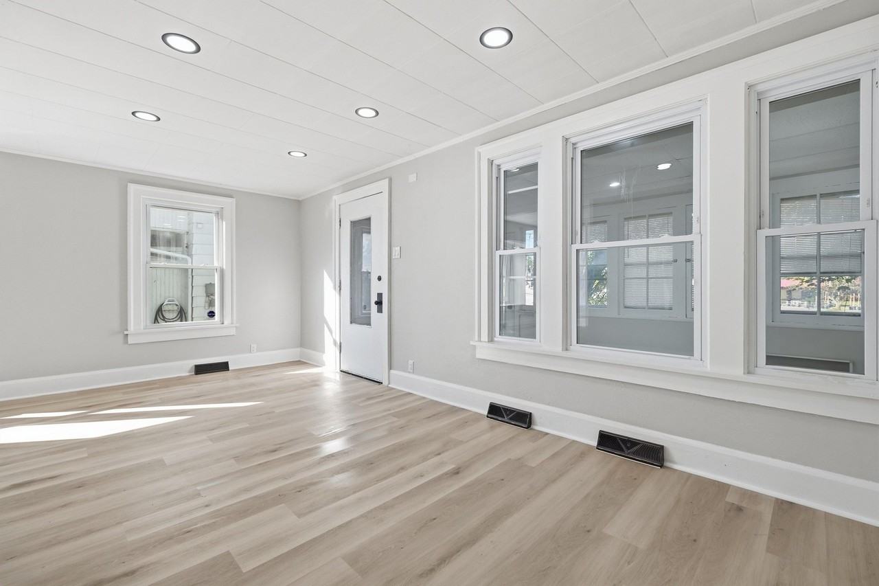 215 Lexington Ave - Photo 3 of 20