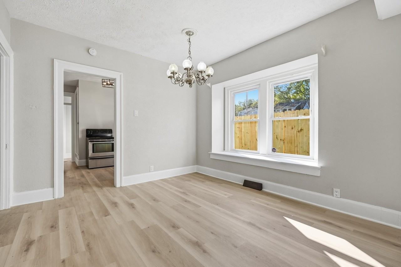 215 Lexington Ave - Photo 7 of 20