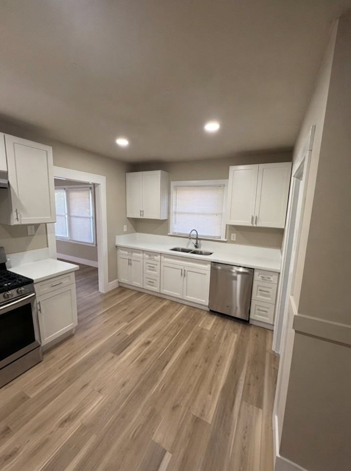 700 W Goshen Ave - Photo 2 of 9