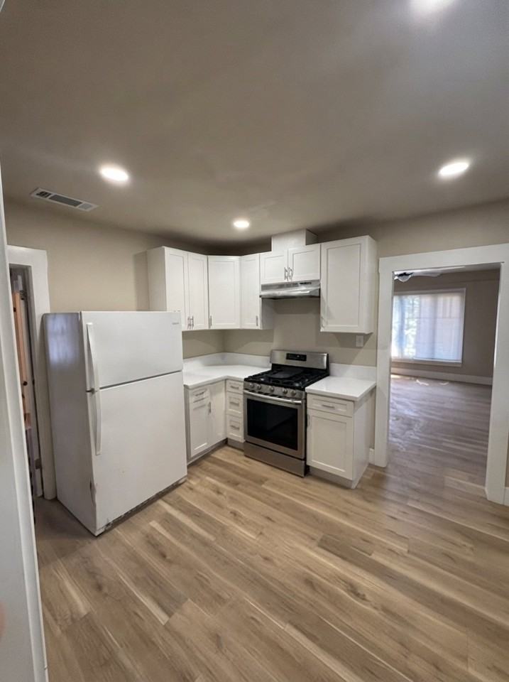 700 W Goshen Ave - Photo 3 of 14